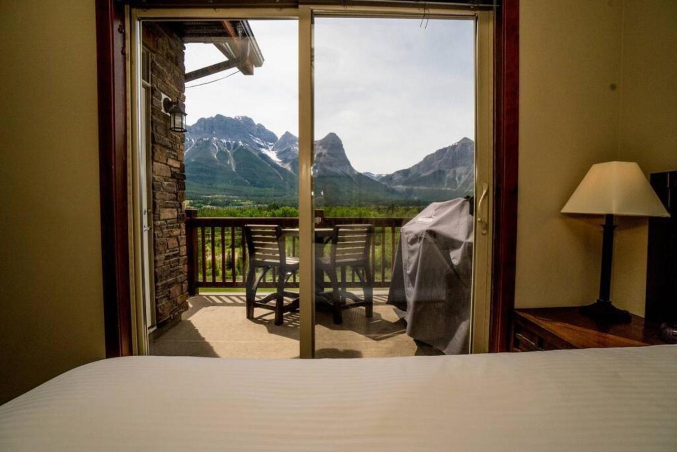 Spacious Penthouse Suite-King Beds-Pool & Hot Tub Canmore Eksteriør billede