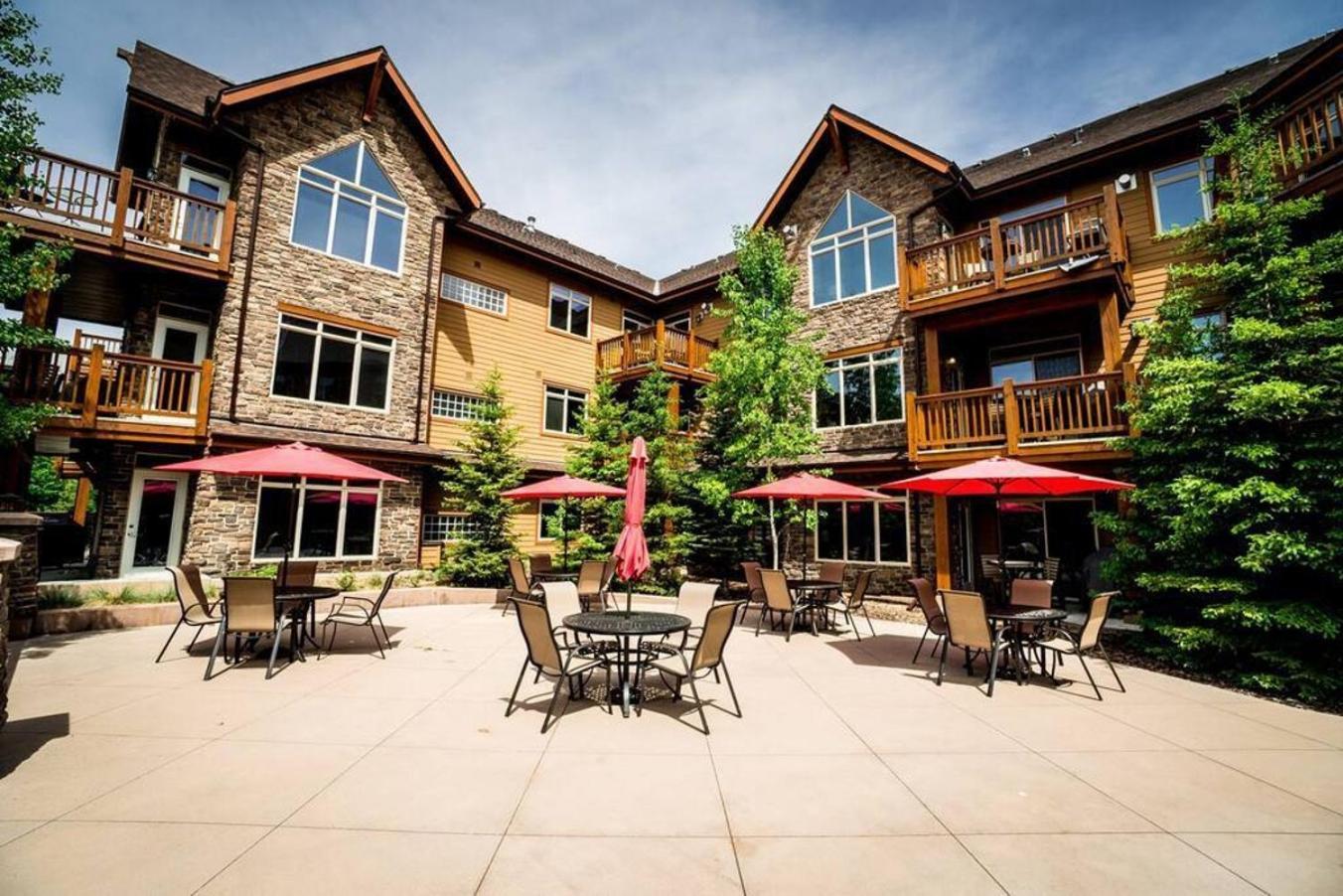 Spacious Penthouse Suite-King Beds-Pool & Hot Tub Canmore Eksteriør billede
