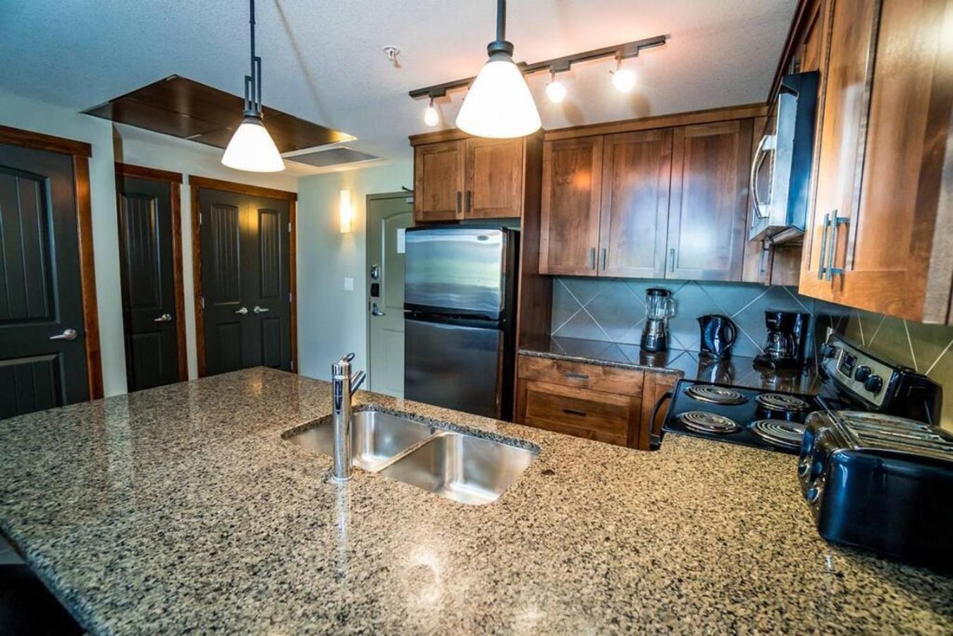Spacious Penthouse Suite-King Beds-Pool & Hot Tub Canmore Eksteriør billede