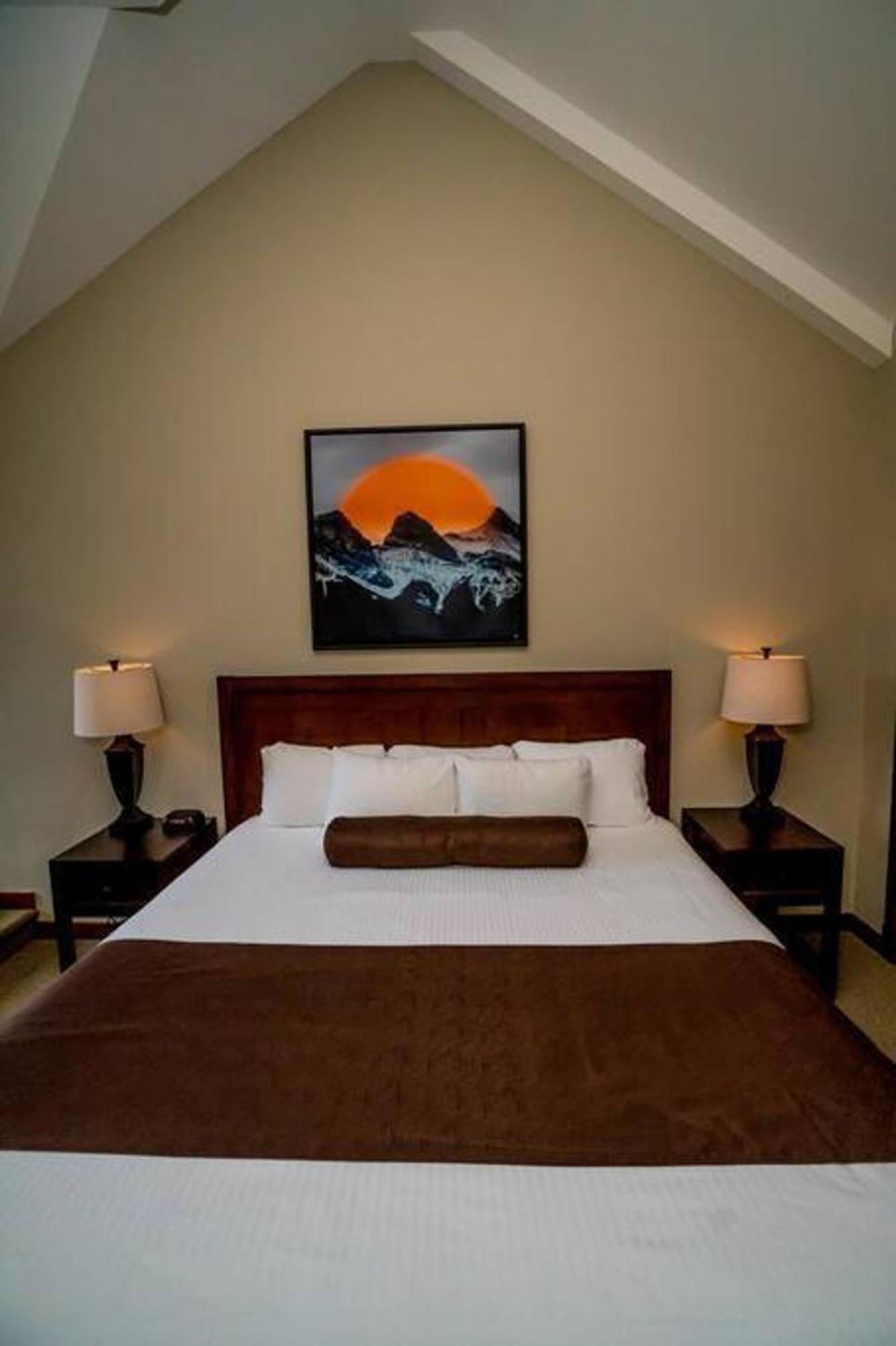 Spacious Penthouse Suite-King Beds-Pool & Hot Tub Canmore Eksteriør billede