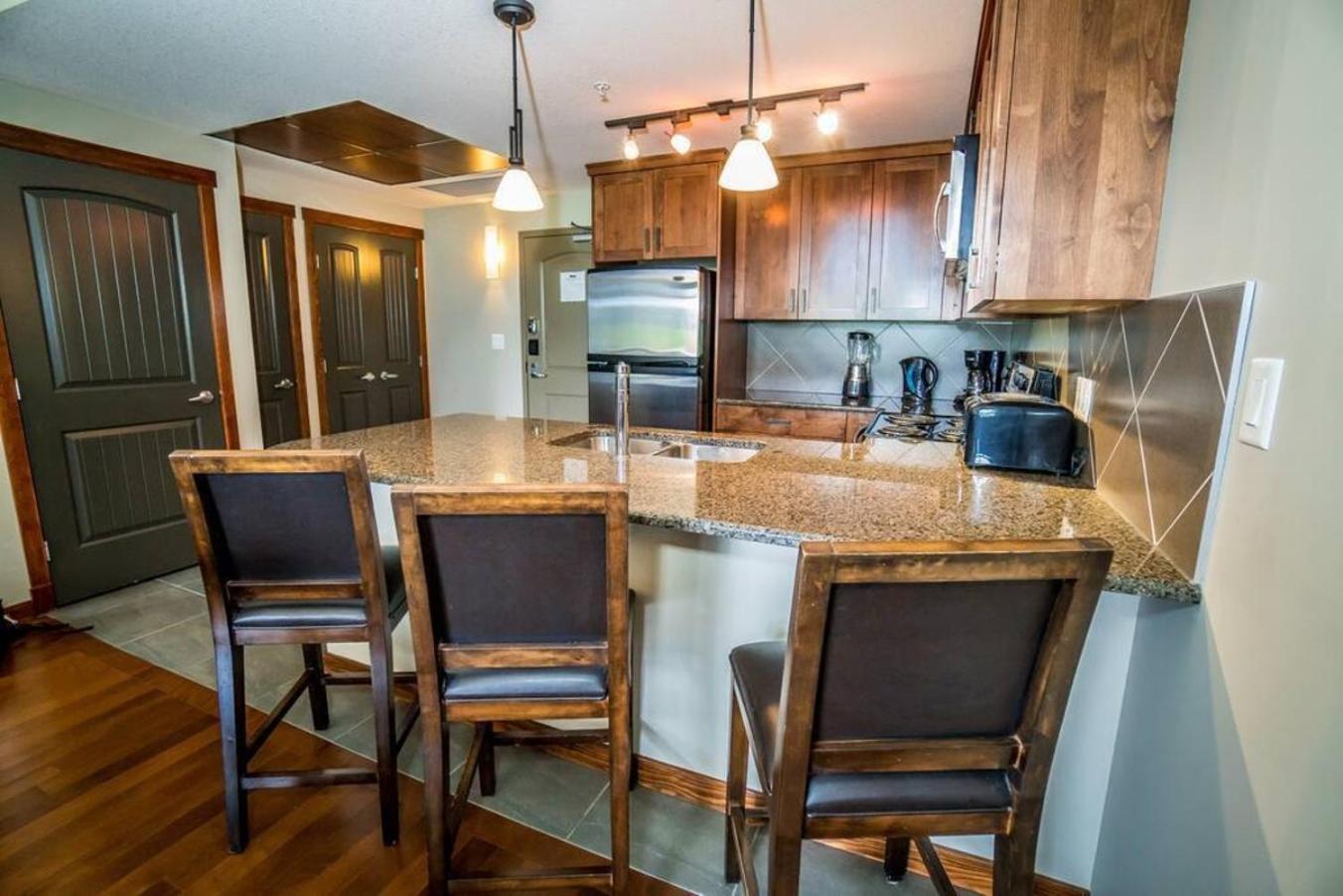 Spacious Penthouse Suite-King Beds-Pool & Hot Tub Canmore Eksteriør billede