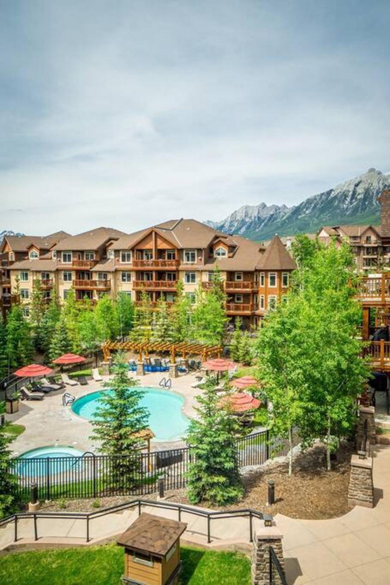 Spacious Penthouse Suite-King Beds-Pool & Hot Tub Canmore Eksteriør billede