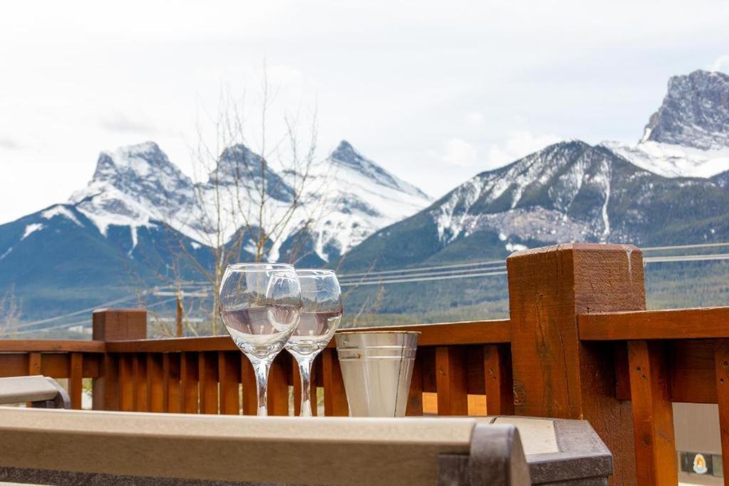 Spacious Penthouse Suite-King Beds-Pool & Hot Tub Canmore Eksteriør billede